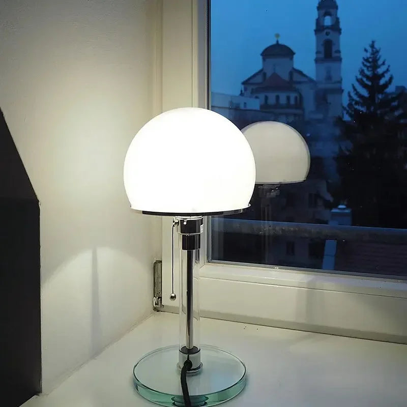Lampka Stołowa Z Kulistym Kloszem Szklanym W Stylu Bauhaus